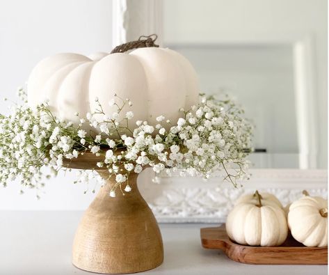 DIY Pumpkin Centrepiece Transition Interior Design, White Pumpkin Centerpieces, White Pumpkin Decor, Pumpkin Centerpiece, Pumpkin Wedding, Pumpkin Display, Pretty Pumpkins, Fall Colours, Fall Bridal Shower