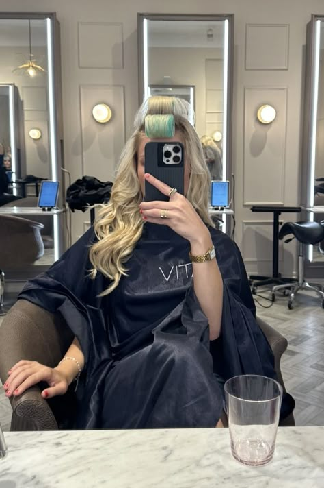 Aesthetic Hairdresser Pics, Busy Hair Salon, Hair Salon Mirror Selfie, Vision Board Ideas Hairstylist, Hair Salon Selfie, Hair Solan, Glow Up Day 1, Hairdresser Lifestyle, Hair Astethic