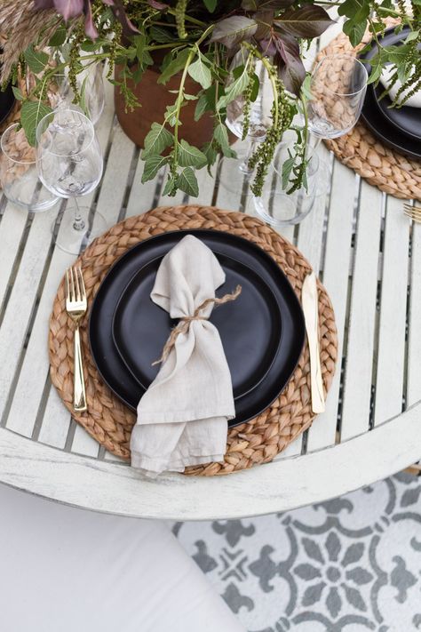 Table Setting with Black Dishes for Fall | Zevy Joy | Beautiful black and white autumn table scape with rustic garden flowers and black plates for contrast. #outdoordining #fallhome Black Dishes Table Setting, Black Plates Table Setting, Black Dishware, Black Dishes, Chic Camping, Fall Dining Table, Decorating Table, Fall Fireplace, Autumn Dining