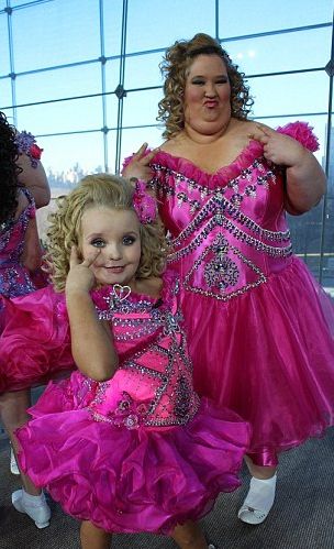 “Honey Boo-Boo Child” And Mom Dressed In The Same Pageant Outfit made by me for the Anderson Cooper Show. Mom Makeover, Pageant Mom, Toddlers And Tiaras, Pageant Outfits, What I Like About You, Honey Boo Boo, 웃긴 사진, Having A Bad Day, Mom Dress