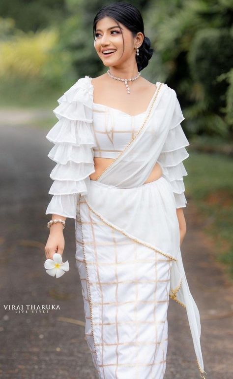 Bathik Saree Design For Wedding, Saree Jacket Designs Weddings, Latest Fancy Blouse Designs Patterns, Saree Jacket Designs Latest, Roshel Rogers, Kandyan Saree, Net Saree Blouse Designs, Short Bridal Gown, Saree Jacket Designs