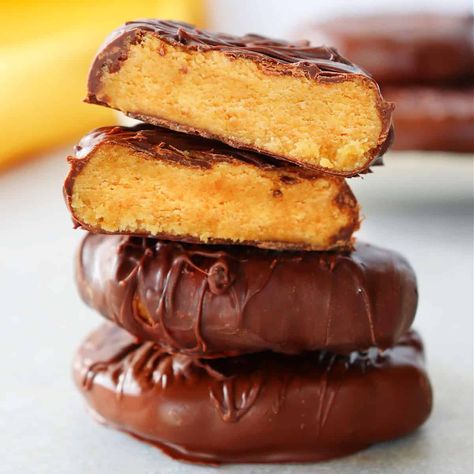 Peanut Butter Easter Eggs (Reese's Copycat) - Crunchy Creamy Sweet Homemade Tagalongs, Coconut Cheesecake Bars, Tagalong Cookies, Butterfinger Bars, Apple Crumb Cake, Peanut Butter Easter Eggs, Vegan Chocolate Bars, Chocolate Covered Cookies, Peanut Butter Eggs