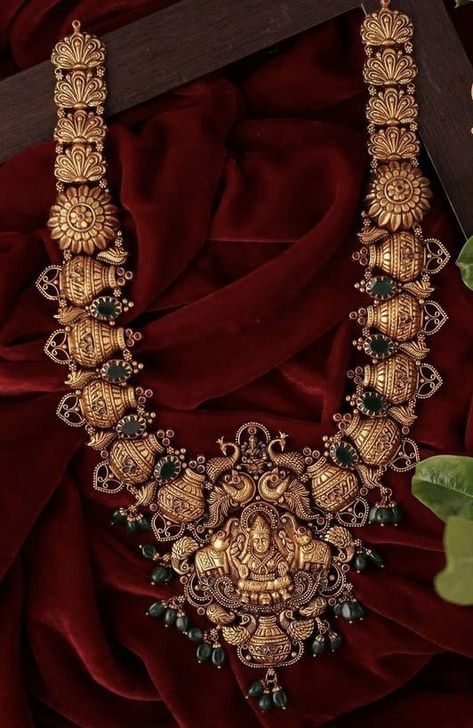 https://in.pinterest.com/krishnajewellersjubileehills/ Antique Necklace Gold, Antique Gold Jewellery, Wedding Jewellery Designs, Temple Jewelry Necklace, Gold Temple Jewellery, Long Haram, Bridal Jewelery, Antique Necklaces Design, New Gold Jewellery Designs