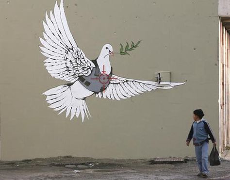 Banksy-Graffiti-Dove-of-Peace Banksy Pictures, Banksy Mural, Banksy Artwork, New York Graffiti, Street Art Banksy, Banksy Graffiti, Banksy Art, Creation Art, Graffiti Artwork