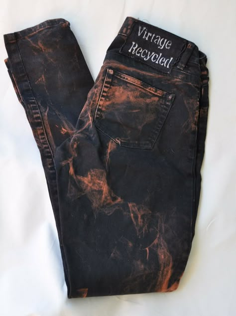 Bleaching Jeans Ideas, Bleach Pants, Bleached Jeans, Look Jean, Bleach Tie Dye, Diy Clothes Design, Painted Jeans, Grunge Look, Painted Clothes