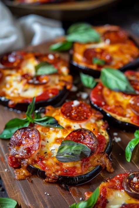 Low-Carb Eggplant Pizzas Low Carb Eggplant Recipes, Eggplant Marinara, Eggplant Pizza Recipe, Eggplant Recipes Healthy, Ricotta Pizza, Eggplant Pizza, Crispy Eggplant, Pizza Lasagna, Eggplant Pizzas