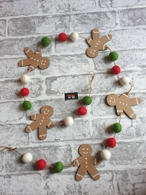 Gingerbread Garland Diy, Gingerbread Christmas Decorations Diy, Christmas Bunting Ideas, Christmas Pom Pom Garland, Reindeer Garland, Gingerbread Man Christmas Tree, Gingerbread Kitchen, Bunting Ideas, Reindeer Christmas Tree