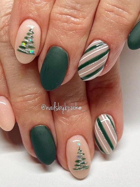 Green Swirl Nails, Tree Nail Art, Nail Art Noel, Swirl Nails, Christmas Tree Nails, Christmas Gel, Tree Box, Tree Nails, Christmas Gel Nails