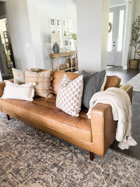 Living Room Decor Brown Leather Couch, Room Inspo Farmhouse, Neutral Farmhouse Living Room, Farmhouse Home Decor Living Room, Brown Leather Couch Living Room, Accent Chairs Living Room, Room Farmhouse Decor, Living Room Farmhouse Decor, Ranch Farmhouse