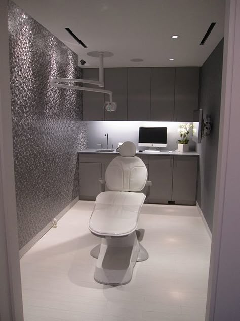 Migraine room.  grey wall shiney grey cabinets with wall lighting and light color floors Medical Office Interior, Dental Design Interior, Dentist Office Design, Studio Medico, Design Offices, Medical Office Decor, Modern Offices, Dental Office Design Interiors, Medical Office Design