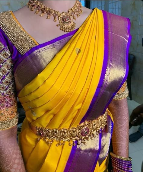 Incredible Jewellery Ideas To Wear With Red Bridal Silk Saree Saree Jacket Designs Latest, Yellow Wedding Saree, Blouse Designs Wedding, Kerala Wedding Saree, Indian Bride Saree, Saree Yellow, Hairstyles For Indian Wedding, Saree Jacket Designs, South Indian Wedding Saree