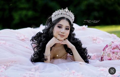 Quince Shoot Ideas, Cute Quince Picture Ideas, Picture Ideas For Quinceanera, Quiencera Photoshoot, Quincenera Poses Photo Shoots Picture Ideas, Photo Ideas For Quinceanera, Quince Photo Ideas Photoshoot, Quince Group Photos, 15 Pictures Ideas Photography