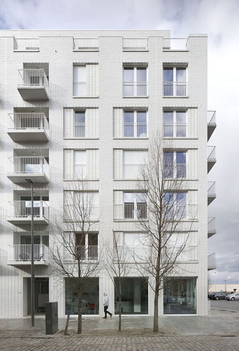 de Vylder Vinck Taillieu .  Cadix Housing Complex . Antwerp (1) Apartment Elevation, Commercial And Office Architecture, Block Of Flats, Masonry Work, Architecture Contemporary, Facade Cladding, Brick Architecture, Apartment Architecture, Brick Facade