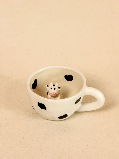 Cow Pottery, Cow Cup, Ceramic Cow, Diy Pottery Painting, Cow Mug, Cute Cow, Clay Mugs, Diy Pottery, Stoneware Ceramics