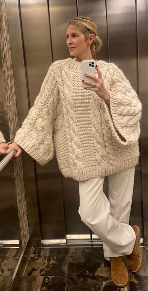 White On White Outfit Winter, Casual Winter City Outfit, Comfy Cool Winter Outfits, Boho Outfits Aesthetic Winter, Cable Knit Sweaters Outfit, Winter Boat Ride Outfit, Cabin Holiday Outfit, Big Knit Sweaters Outfits, Countryside Outfit Winter