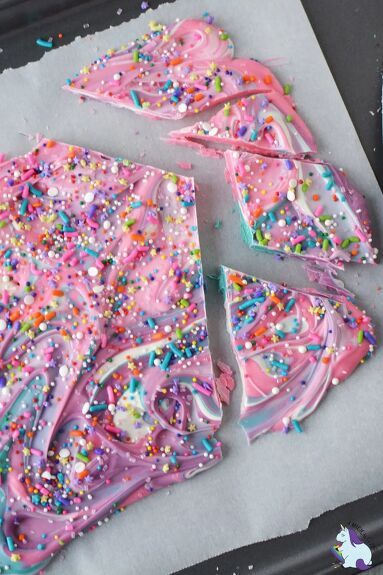 We may have found the confectionary embodiment of a magical mess. I don’t know what could be more fitting than swirling melted candies into a mesmerizing design and sprinkling the final product with bits of beautiful sugar shapes.This magical unicorn bark is the perfect party treat for themed birthday parties, showers, weddings, or any occasion requiring something sweet and whimsical. Themed Party Treats When discussing something delicious, the word bark doesn’t seem ver… Unicorn Bark, Unicorn Party Food, Unicorn Desserts, Unicorn Birthday Party Decorations, Jojo Siwa Birthday, Magical Party, Pastel Cupcakes, Unicorn Themed Birthday Party, Unicorn Crafts