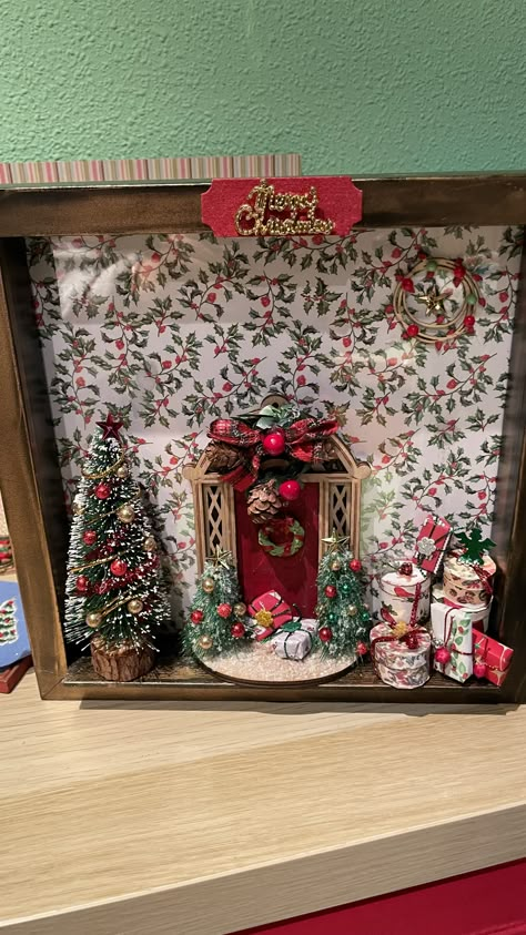 Christmas Diorama Ideas Diy, Diorama Ideas Diy, Christmas Diorama Ideas, Christmas House Diy, Christmas Shadow Box Ideas, Shadow Box Crafts, Shadow Box Table, Diy Dollhouse Miniatures, Winter Room