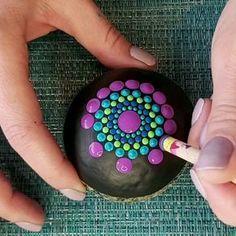 Dot Mandala On Stone Easy, Easy Mandala Rock Art, Mandela Rock Painting Easy, Mandala Painted Rocks Easy, Rock Painting Mandala Easy, Step By Step Rock Painting For Beginners, Mandala Rocks For Beginners, Mandala Stones For Beginners, Easy Dot Mandala Art For Beginners