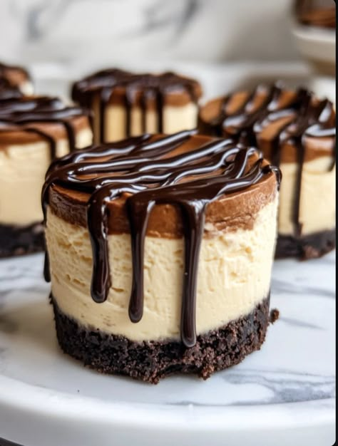 health meal, low carbs meals, keto meal Brownie Crust Desserts, Brownie Bottom Mini Cheesecake, Mini Brownie Cheesecake Bites, Brownie Bottom Cheesecake Recipe, Brownie Cheesecake Bites, Brownie Bottom Cheesecake, Mini Cheesecakes Recipe, Elizabeth Windsor, Muffin Cups Recipes