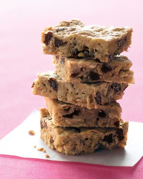 Oatmeal-Raisin Bars: the perfect lunchbox treat! Oatmeal Raisin Bars, Raisin Bars, Raisin Recipes, Lunchbox Treats, Martha Stewart Recipes, Oatmeal Cookie Recipes, Oatmeal Bars, Oatmeal Raisin Cookies, Raisin Cookies