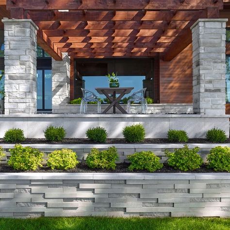 White Retaining Wall, Modern Retaining Wall, Retaining Wall Landscape, Retaining Wall Patio, Backyard Retaining Walls, Wall Landscape, Contemporary Landscape Design, Retaining Wall Ideas, Yard Landscape Ideas