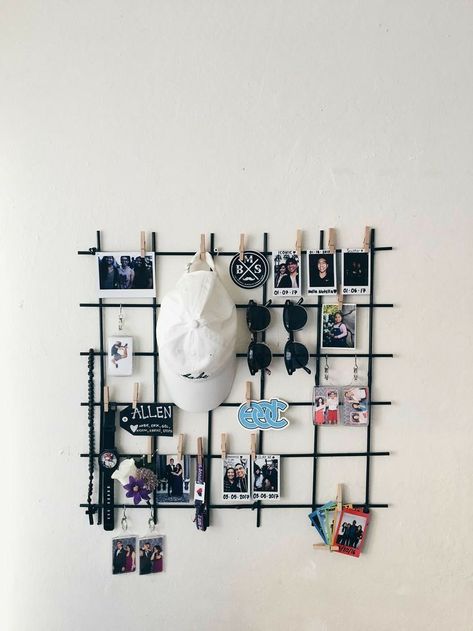 Inspo For Room Decor, Steel Grid Wall Decor, Collage Wall Decor Ideas, Grid Panel Wall Decor, Wall Grid Ideas Bedroom, Diy Room Wall Decor Ideas, Aesthetic Wall Grid Ideas, Grid Board Ideas, Photo Decoration On Wall