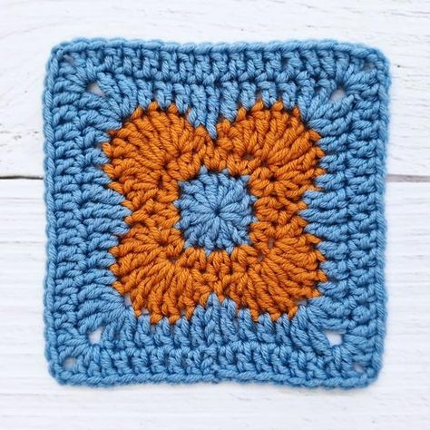 How to Crochet a Retro Flower Granny Square with this easy step-by-step video tutorial. ensuring that you grasp each stitch technique. Granny Square Flower Tutorial, Retro Flower Granny Square, Flower Crochet Granny Square, Crochet Granny Square Flower, Retro Granny Square, Granny Square Pillow, Crochet Cushion Covers, Crochet With Me, Crochet Baby Pants