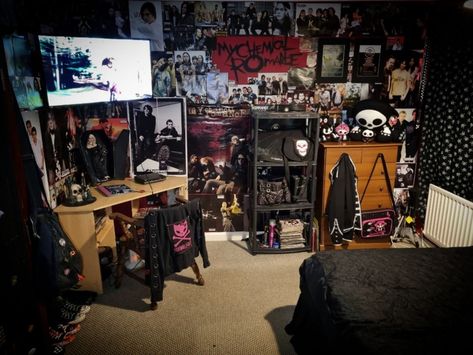 2000s Grunge Room, 2000s Older Brother Core Room, Punk Bedroom Aesthetic, Metalhead Room, Punk Bedroom Decor, Aesthetic Bedroom Inspirations, Emo Bedroom, Punk Bedroom, Emo Room