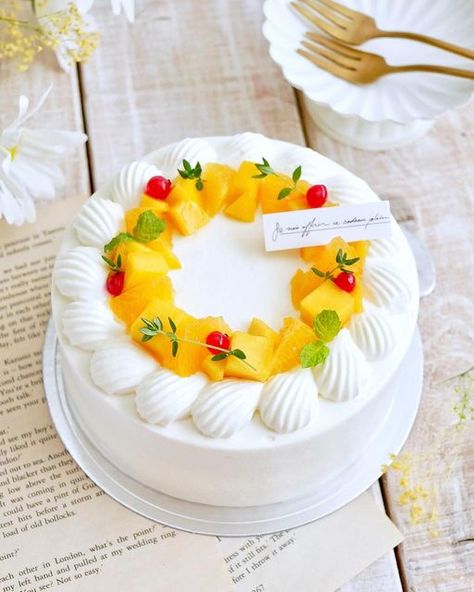 Mango Cake Decoration Ideas, 2 Tier Cake Designs, Mango Cakes, Fruit Cake Design, Fresh Fruit Cake, Asian Cake, Tiered Cake Design, Big Wedding Cakes, Mango Cake