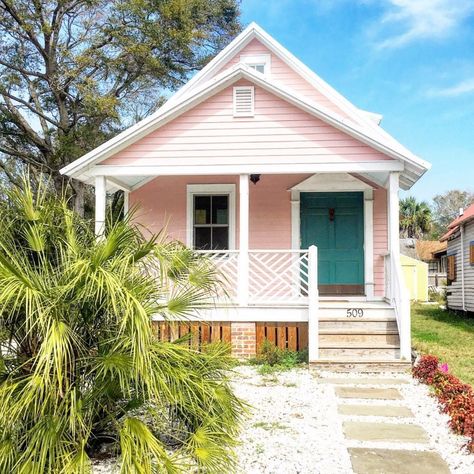 15 Most Stunning Pink Houses Pink House Exterior, Case Creole, Beach House Exterior, Cottage Exterior, Exterior Paint Color, Beach Cottage Decor, Green Door, Casa Exterior, Beach Cottage Style