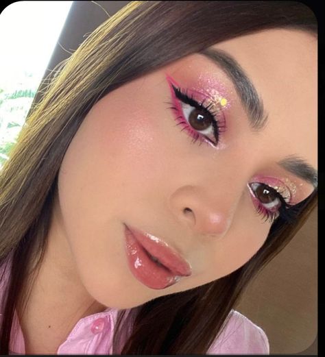 Karol G Concert Makeup, Makeup For Fuchsia Dress, Pink Concert Makeup, Makeup Concert Ideas, High Visual Weight Makeup, Jalebi Baby, Makeup Ojos, Mekap Mata, Concert Makeup