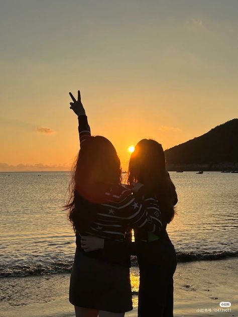 2 Best Friends Pictures Aesthetic No Face, Best Friends Photos No Face, Best Friends No Face, Faceless Best Friends Aesthetic, Best Friends Aesthetic Faceless, Pfp Bff, Faceless Poses, Faceless People, Bestie Photo Ideas