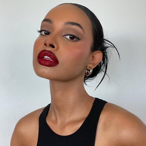 MELANIN on Instagram: “@afnandano✨🖤 . . . . . . . . #blackexcellence #blackculture #blackgirlskillingit #blacktwitter #blackhollywood #blackqueens…” Red Lip Tan Skin, Red Lip For Black Women, Red Lip Glam, Red Lips Aesthetic, Afnan Dano, Dark Red Lipstick Makeup, Red Lipstick Outfit, Red Lip Combo, Red Makeup Looks