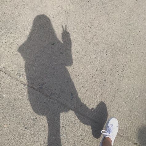 Cute White Shoes, Status Aesthetic, Shadow Pics, Shadow Aesthetic, Emraan Hashmi, Aesthetic Status, Girl Shadow, Shadow Photography, Shadow Photos