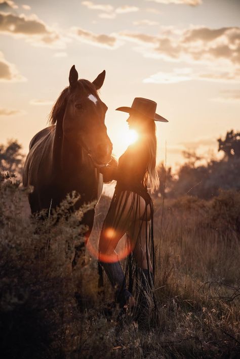 Horseback Riding Photoshoot, Photography With Horses Photo Ideas, Western Pictures Ideas With Horses, Western Horse Senior Pictures, Western Styled Photoshoot, Horse Show Photography, Horse Riding Photos, Poses With Horses Photo Ideas, Western Photoshoot With Horse