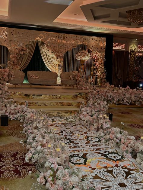 Pakistani Wedding Inspiration, Pakistani Wedding Flowers, Nikah Venue Decor, Pakistani Nikkah Decor, Desi Wedding Venue Aesthetic, Pakistani Wedding Venue Ideas, Masjid Nikkah Decor, Pakistani Wedding Aesthetic, Small Nikkah