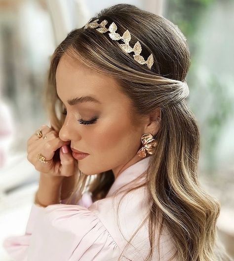 Makeup For Bridesmaids, Baby Shower Hair, Headband Curls, Hairband Hairstyle, Bridemaids Hairstyles, Shower Hair, Guest Hair, Hairdo Wedding, Braided Half Up