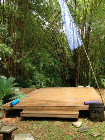 Backyard Yoga Space Zen Gardens, Outdoor Yoga Space Backyards, Zen Gardens Backyard, Backyard Yoga Space, Yoga Garden Space, Outdoor Yoga Platform, Outdoor Yoga Space, Outside Yoga, Outdoor Meditation Space