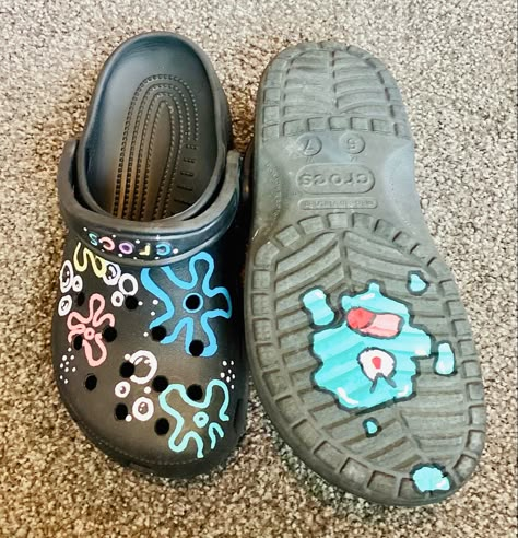 Painting Shoes Idea, Croc Painting Ideas, Croc Painting, Crocs Inspiration, Jibbitz Ideas, Middle School Lockers, Croc Ideas, Doodle Shoes, Croc Accessories