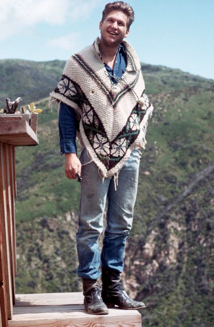 Poncho Cowboy Outfit, Male Poncho Outfit, Men’s Poncho Outfit, Crochet Clint Eastwood Poncho, Poncho 70s, Henry Diltz, Lloyd Bridges, Chill Fashion, Mens Poncho