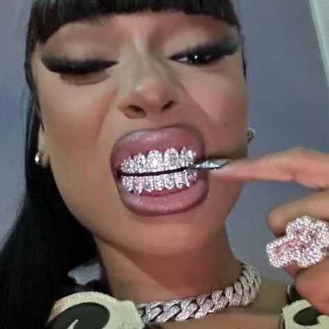 Megan Thee Stallion recently copped some of the craziest grills I’ve ever seen from Johnny Dang. Personally I think these are a bit excessive but I rate the quality and craftsmanship. Follow for more @thejewelleryconversation Keep It Gangsta, Stars Pfp, Gold Grills, Gangsta Grillz, Megan Stallion, Teeth Gems, Grillz Teeth, La Fam, Diamond Grillz