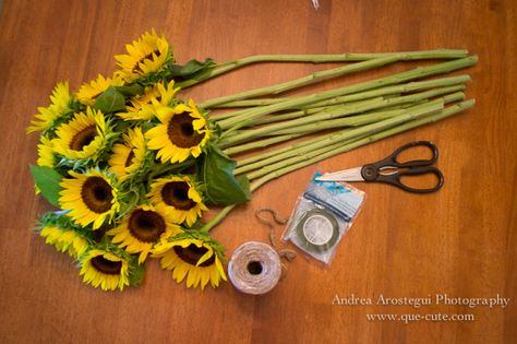 DIY Sunflower Bouquet Materials Diy Sunflower Bouquet, Diy Sunflower Wedding, Diy Sunflowers, Sunflower Boutonniere, Vintage Table Numbers, How To Make Sunflower, Wedding Bouquets Diy, Diy Sunflower, Diy Boutonniere