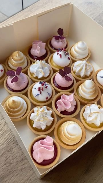 Mini Tarts Aesthetic, Aesthetic Mini Desserts, Pastries For Wedding, Mini Tart Decoration, Cute Tarts, Tarte Ideas, Mini Tart Ideas, Cute Mini Desserts, 2 Cakes In One