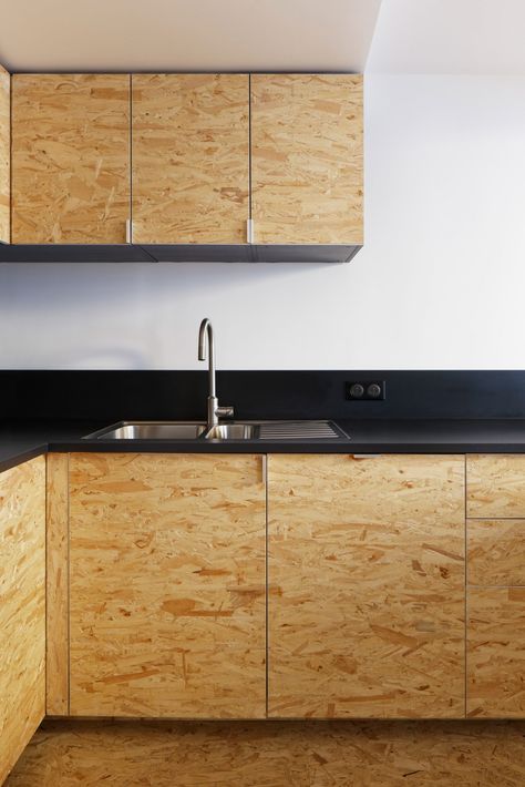 Chipboard kitchen cabinets @ Attic flat revamped by Florent Chagny Architecture with industrial materials Osb Furniture, Osb Wood, Attic Renovation Ideas, Finished Attic, Small Attic, Attic Design, Attic Bathroom, Attic Apartment, Decor Studio