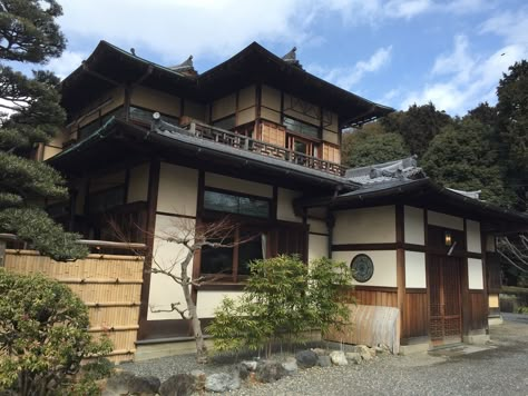 Japan Mountain House, Traditional Japanese House Exterior Kyoto Japan, Japanese House Design Exterior, Japanese Mansion Traditional, Japanese Inspired Home Exterior, Japanese Exterior House, Japanese Architecture Exterior, Japanese Mountain House, Traditional Japanese House Exterior