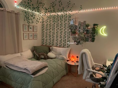 Aesthetic Teenage Bedroom, Room Ideas Full Room, Bed Rooms Ideas Aesthetic Cozy, Room Ideas Square Bedroom, Room Inspiration Aesthetic Minimalist, Twin Bedroom Ideas Aesthetic, Orange Room Ideas Bedroom, Light Green And Grey Bedroom, Cute Room Ideas Green