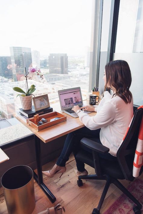 Our WeWork Office Tour! - See how the House of Harper Team spends their day at this amazing workspace! #office #wework #boss Work Office Decor, Business Photoshoot, Inspire Me Home Decor, Girl Boss Style, Foto Poses, House Blueprints, Office Interior, Branding Photoshoot, A Desk