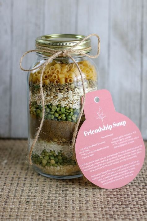 Looking for a great DIY gift to share with your friends? This Friendship Soup in jar makes a thoughtful gift in a jar and comes with free printable gift-tags for a cute, polished presentation! Friendship Soup In A Jar Free Printable, Cookie Mix In A Jar Recipe Easy Gifts, Soup Mug Gift Ideas, Mason Jar Dry Soup Recipes, Friendship Soup Mix In A Jar, Friendship Soup, Gifts In A Jar Ideas Diy, Dry Soup Mix Recipes, Mason Jar Soup