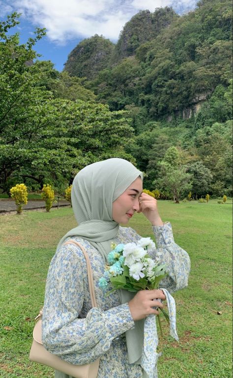 Floral Outfit Hijab, Dress Floral Hijab, Modest Photography, Floral Hijab, Hijab Gown, Foto Cewek Hijab Aesthetic, Muslim Clothes, Tutorial Hijab Pashmina, Ootd Poses