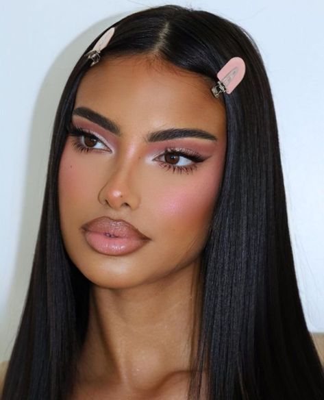 Pink Makeup Looks Eye Shadow, Hoco Makeup Ideas For Pink Dress, Bronzy Pink Makeup, Barbie Makeup Brown Skin, Makeup Looks Barbie, Cute Party Makeup Looks, Pink Glamour Makeup, Special Makeup Looks, Pink Toned Makeup